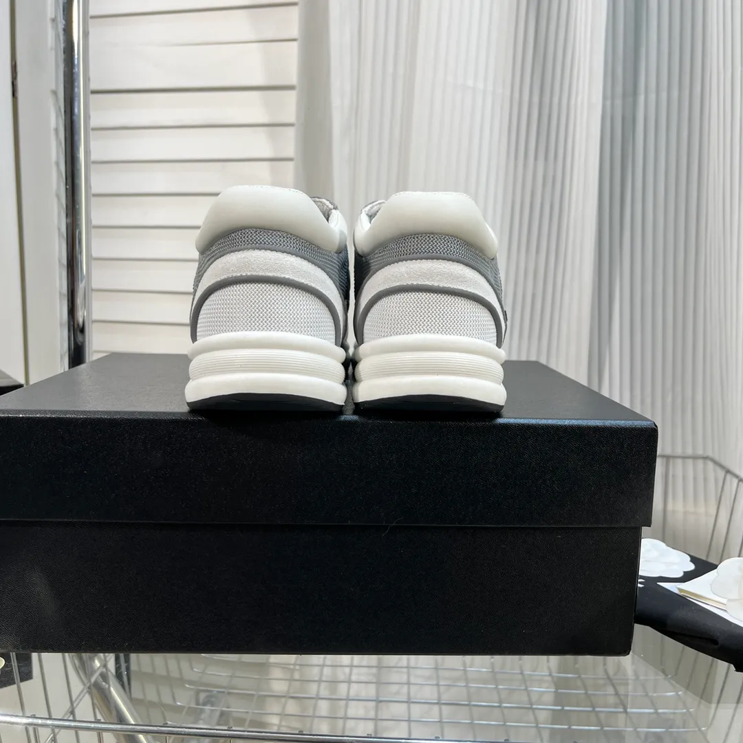 👟👟Ex-factory price 560👟👟 Chanel Chanel - 2022 counter top casual sports shoes This classic design; the upper is electro-embroidered with a variety of techniques; the outsole is fashionable and sporty; it is unusual to incorporate a variety of color matching elements... The diversified mix and match is very good-looking and versatile, casual, fashionable, sports and outdoor can be taken into account... ꫛꫀꪝ Go➫ Material: ❶Upper is made of: Original imported high mercerized smooth cow suede + electric embroidery technology + imported breathable mesh ❷Inner use: original imported breathable mesh ❸Outsole based on: original TPU combination outsole Counter boutique packaging complete set for women 35–42 men 38–46
